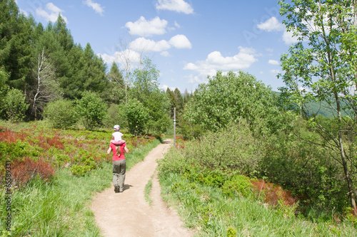 Kobieta z dzieckiem na górskim szlaku, Bieszczady, Polska