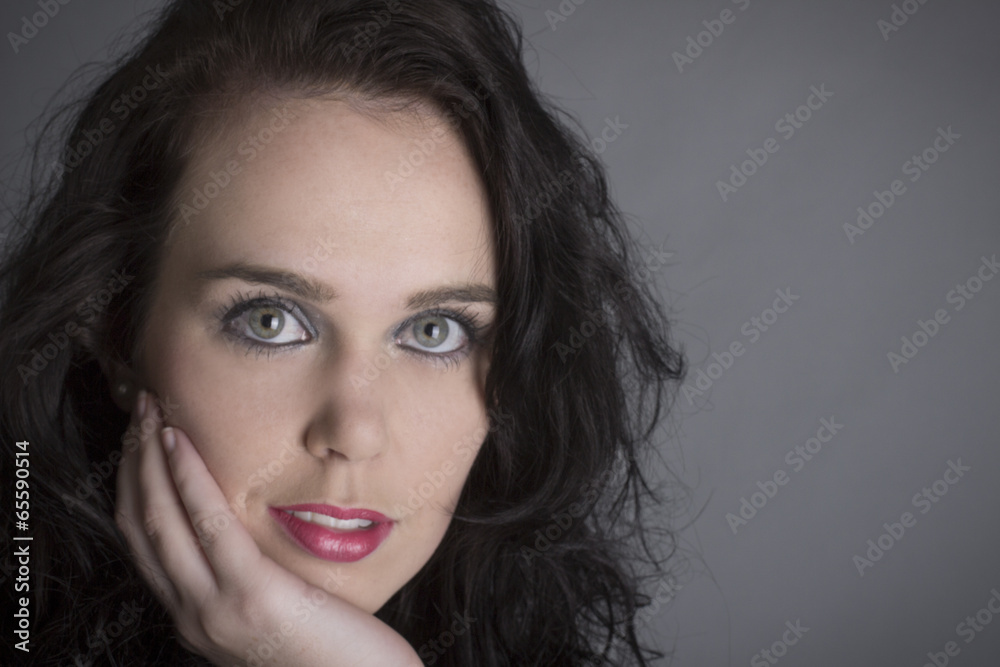 Naklejka premium Closup of brown hair green eyes model