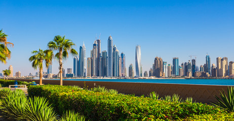 Wandcirkels Dubai Wolkenkrabbers langs Dubai Marina haven  © Oleg Zhukov