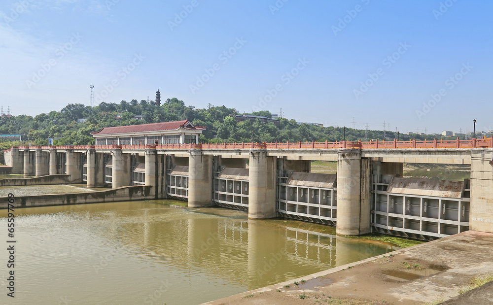 Naklejka premium dam in the city