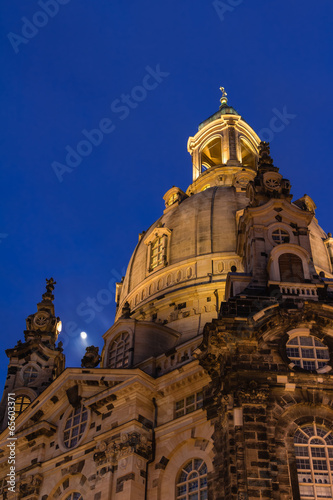 Frauenkirche Dresden am Abend im Mondschein