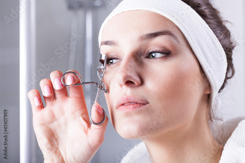 Tela Woman curving eyelashes