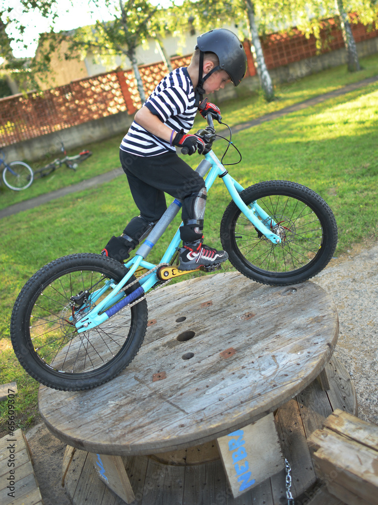 Fototapeta premium biker jumping