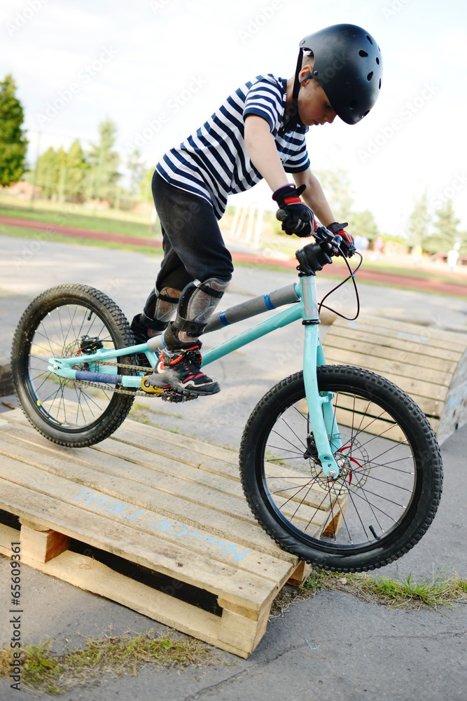 Naklejka premium biker jumping