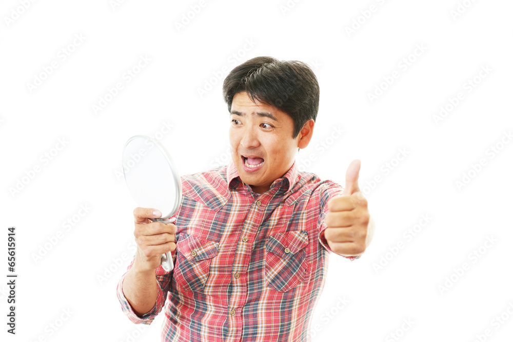 ヘアーセットをしている男性