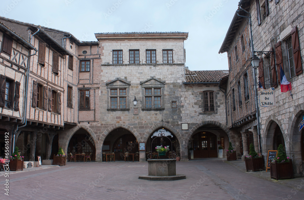 Place principale de Castelnau-de-Montmiral
