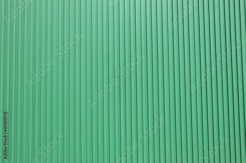 緑の縦溝外壁