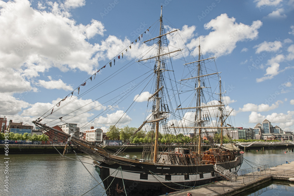 Segelschiff im Fluss Liffey in Dublin, Irland Segelschiff im Fluss Liffey in Dublin, Irland