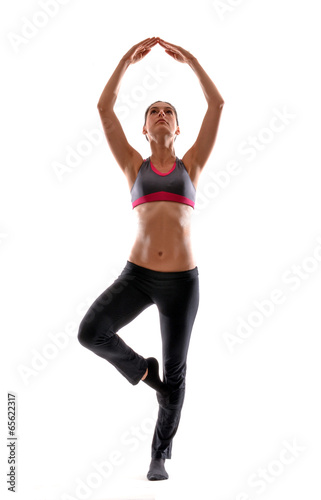 Mujer bailando danzando,haciendo yoga,estiramiento.