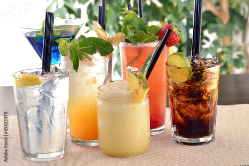 Grupo de cocteles variados.Bebida alcohólica. photo