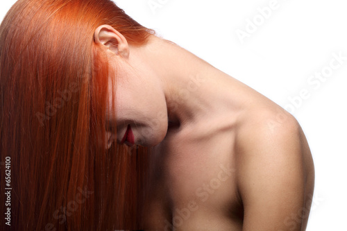 девушка с рыжими волосами на белом фоне