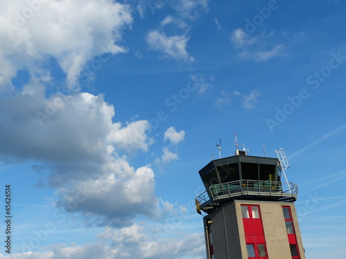 Der Kontrollturm und Tower vor blauem Himmel mit Wolkenam Luftsportzentrum am Segelflugplatz in Oerlinghausen bei Bielefeld am Hermannsweg im Teutoburger Wald in Ostwestfalen-Lippe photo