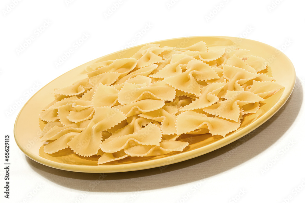 Паста Фарфалле на круглой желтой тарелке на белом фоне Stock-Foto ...