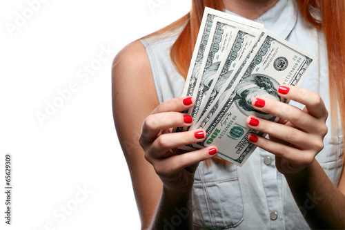 Рыжеволосая девушка с валютой в руках