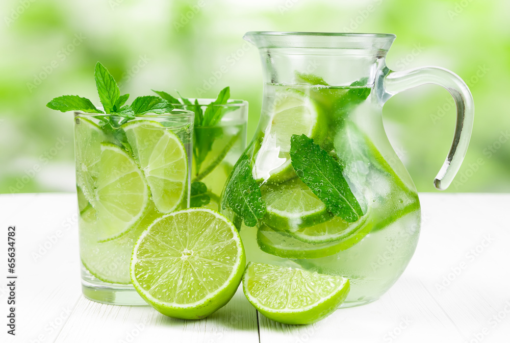 Juice with lime and mint - obrazy, fototapety, plakaty 