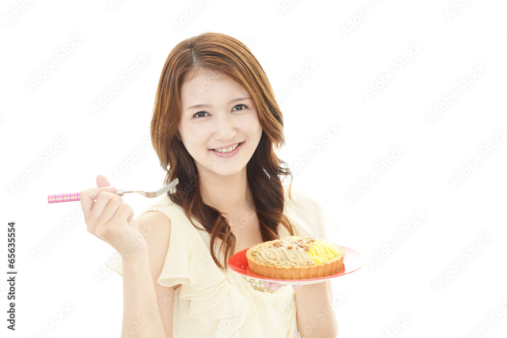 お菓子を食べる笑顔の女性