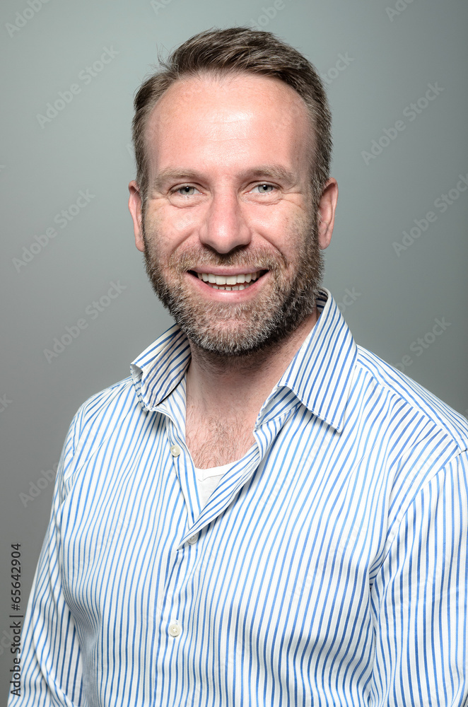 Fototapeta premium Portrait eines lächelnden gut aussehenden Mannes