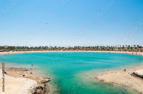 Fototapeta Naklejka Na Ścianę i Meble -  Tropical lagoon in Egypt with turquoise water and blue sky
