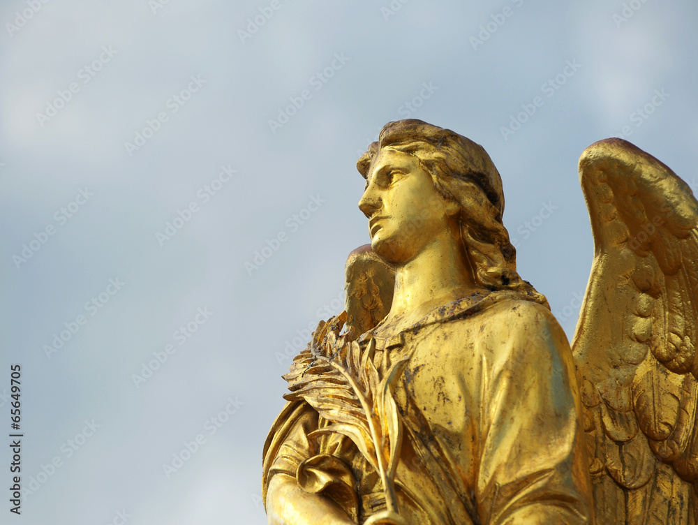 Statue eines goldenen Engels Statue eines goldenen Engels