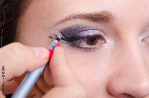 Girl draw arrows in the makeup