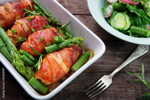 chicken fillet wrapped in prosciutto ham with asparagus