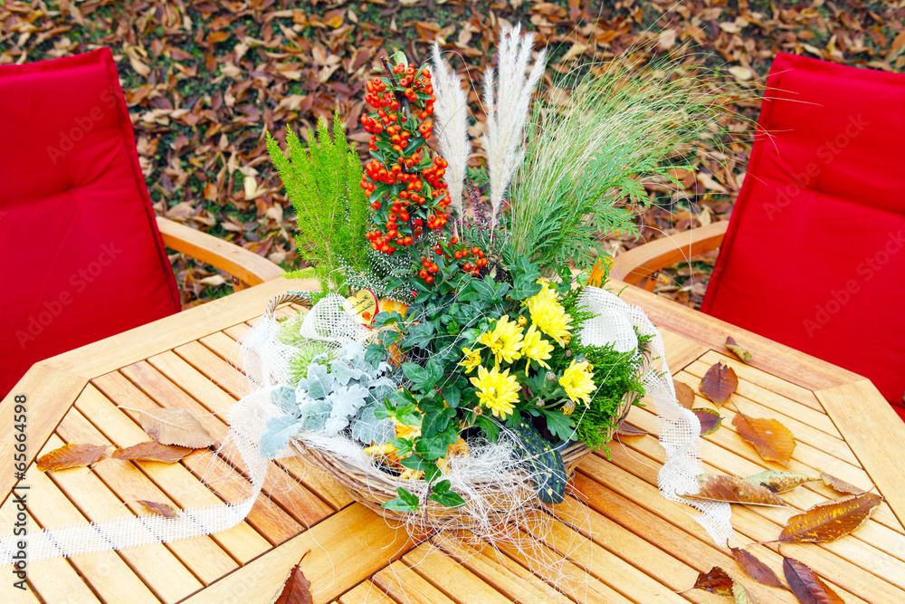 Gartentisch im Herbst