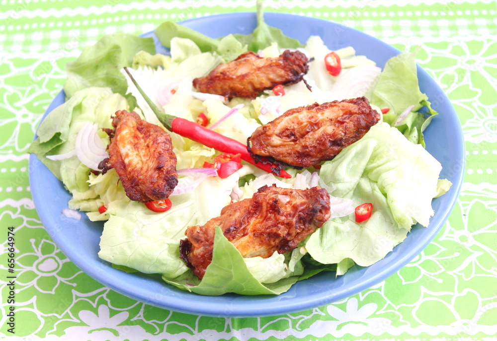 Frischer Salat mit Huhn