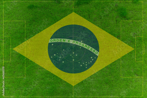 Fu  ballfeld auf Rasen mit Brasilienflagge2