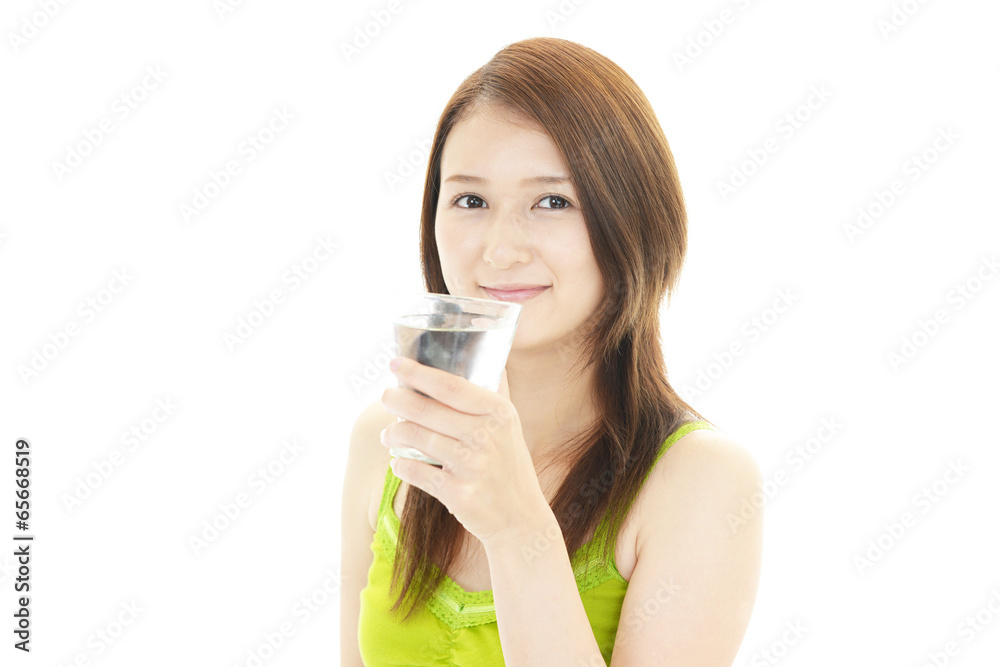 水分補給をする女性