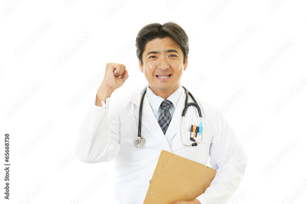 笑顔の医師