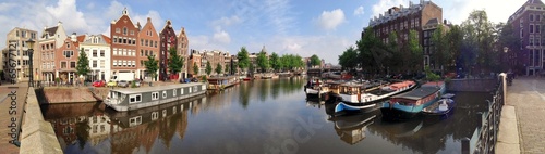 Gracht in Amsterdam im Sommer