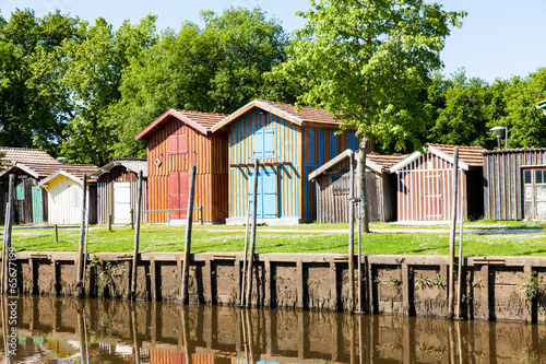 port de biganos avec ses cabanes et maisons typiques