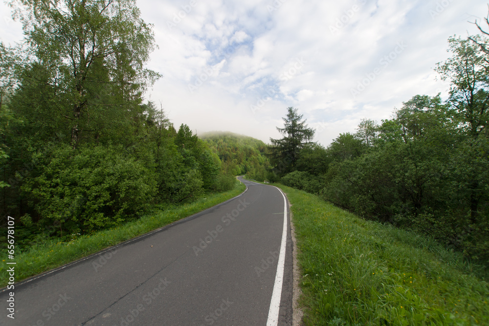 Droga asfaltowa w górach, mglisty poranek, Bieszczady Droga asfaltowa w górach, mglisty poranek, Bieszczady