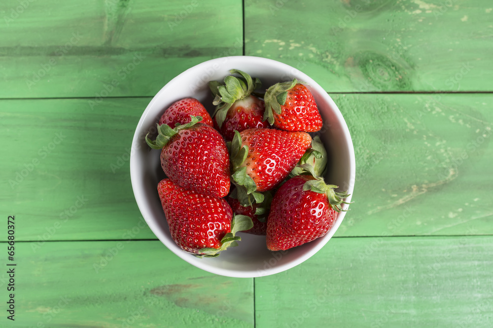 Bowl con fresas frescas maduras en la mesa de la cocina Stock Photo