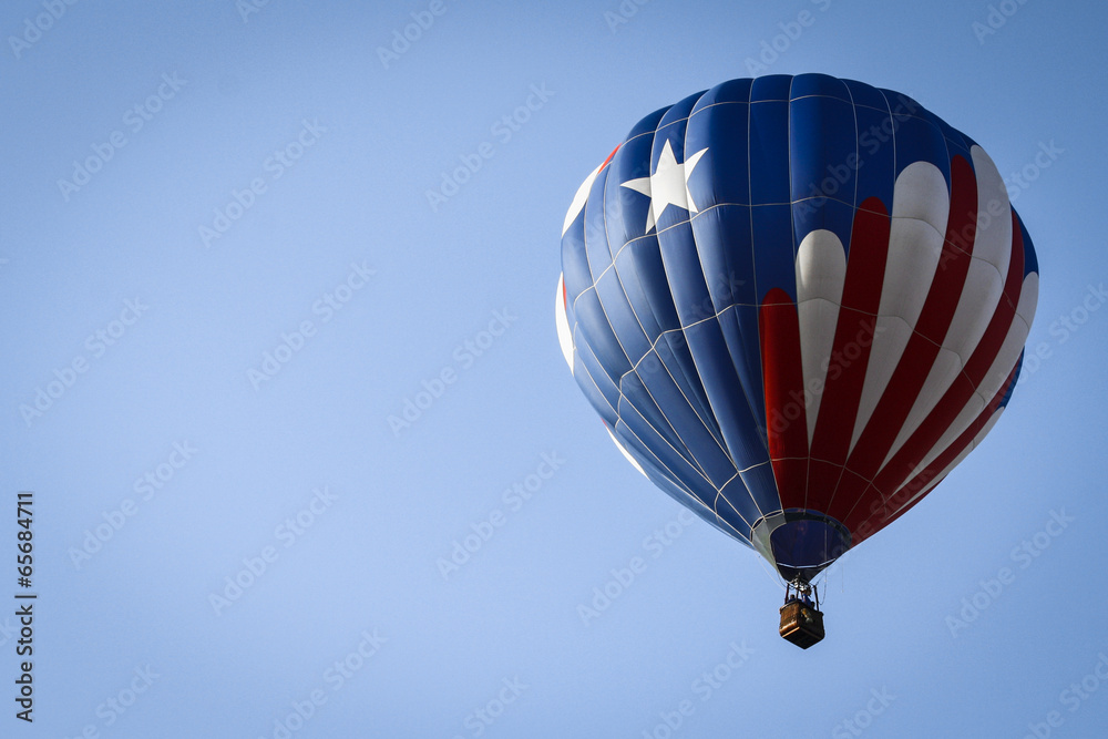 Obraz premium Patriotic Hot Air Balloon Above