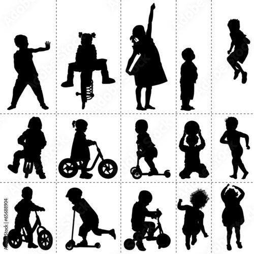 Silhouettes : enfants qui jouent dehors