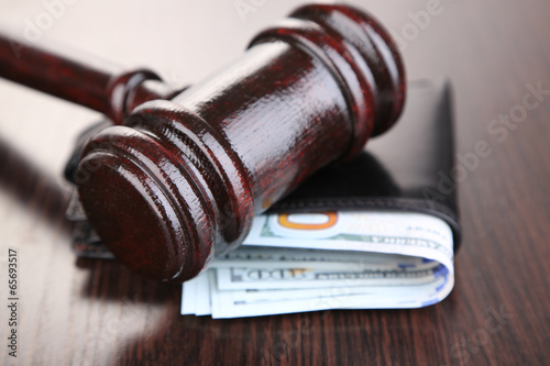 Canvastavla Gavel and money in wallet on wooden background