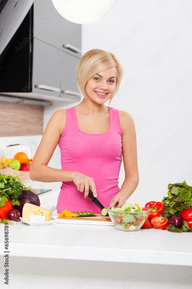 woman chopping vegetables cooking