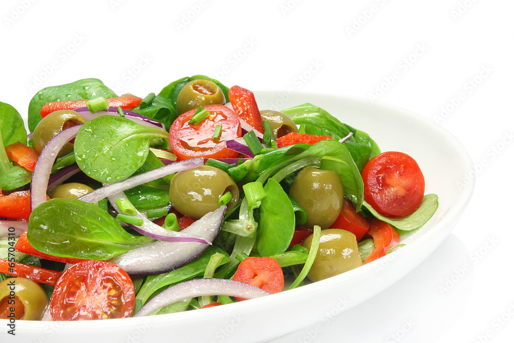 Salad of lamb's lettuce, olives, paprika, tomato and onion