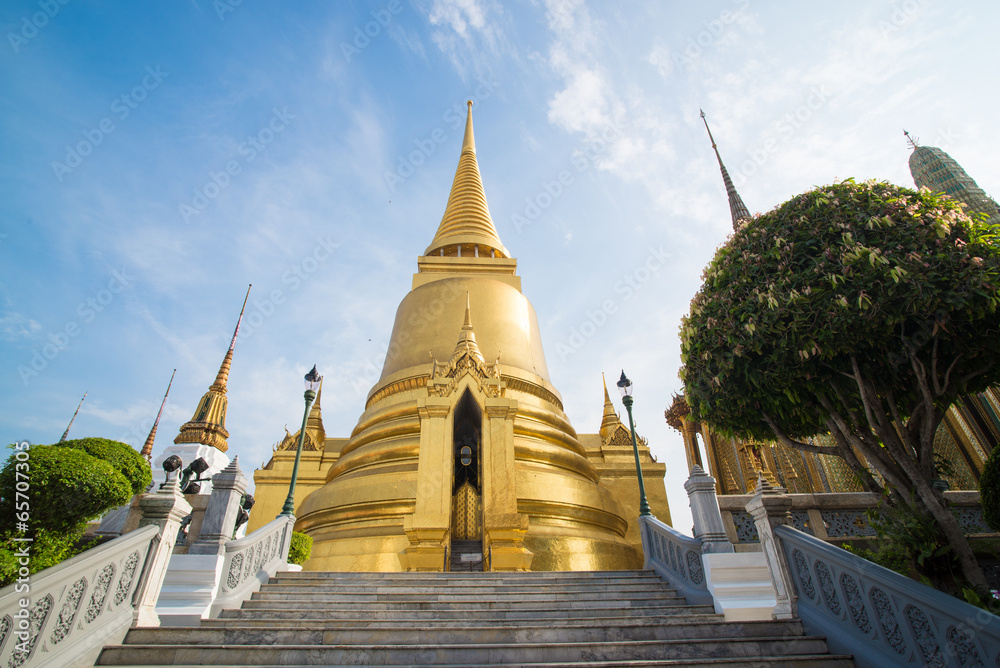 Fototapeta premium The temple Wat phra kaeo in Bangkok, Thailand