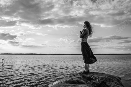 Obraz na plátně Woman looks at the horizon