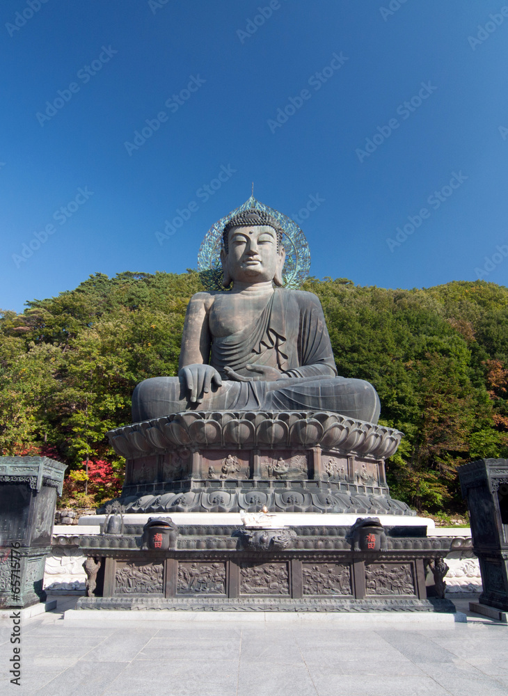 Giant Buddha statue in Seoraksan Giant Buddha statue in Seoraksan