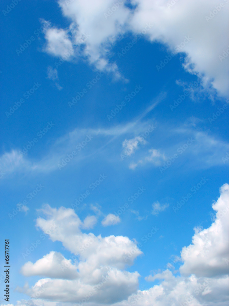 Obraz premium Blue sky with fleecy and cumulus clouds
