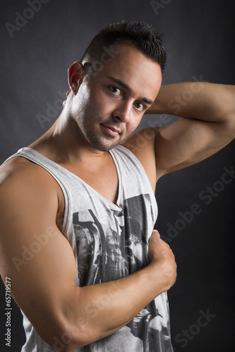 Junger attraktiver muskulöser Mann © codiarts
