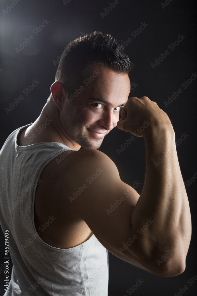 Junger attraktiver muskulöser Mann