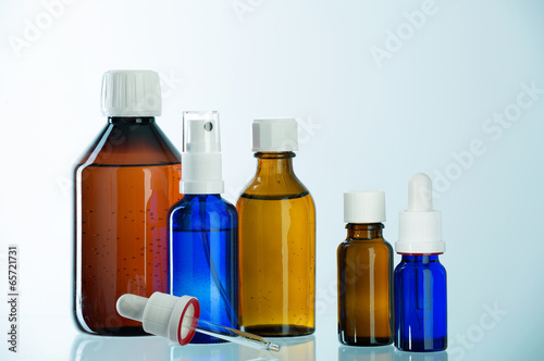 Verschiedene farbige Flaschen Verlauf im Hintergrund