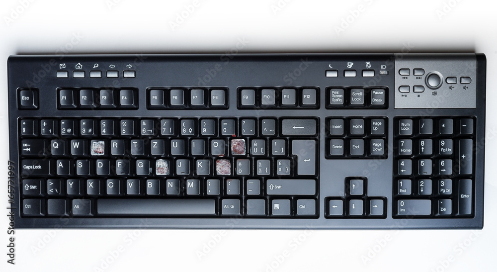 Computer-Tastatur mit roten Fingerabdrücken auf den Tasten Computer-Tastatur mit roten Fingerabdrücken auf den Tasten