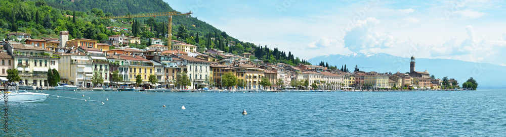 Fototapeta premium Miasto Salo nad jeziorem Garda, Włochy