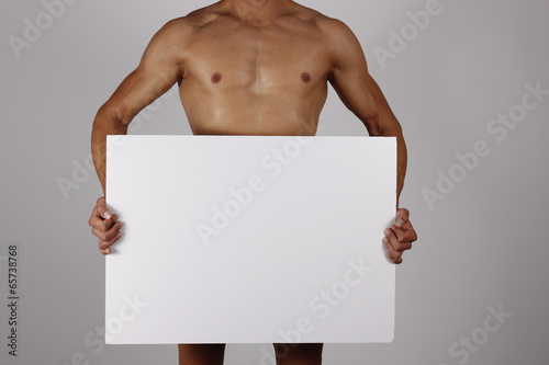Hombre fuerte con cartulina blanca anunciando photo