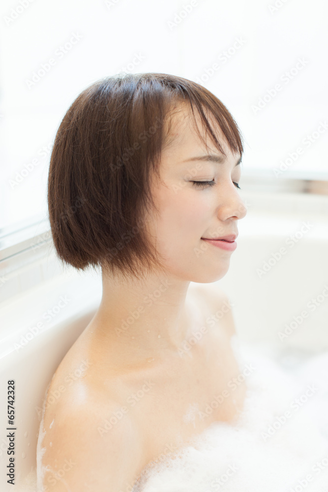 お風呂に入る女性 お風呂に入る女性